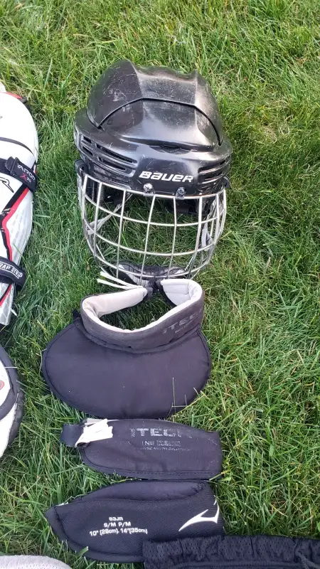 Hockey equipment in Hockey in Kitchener / Waterloo - Image 5