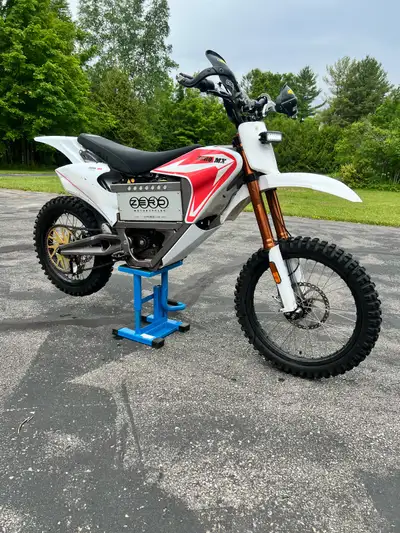 2010 zero MX electric Motorcycle in excellent condition, hang guards, LED headlight, new controller...