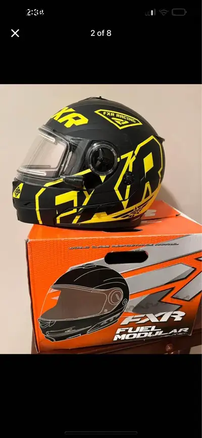 Medium Like new in box Used for maybe 3 rides It opens up at the bottom And has a tinted visor No co...
