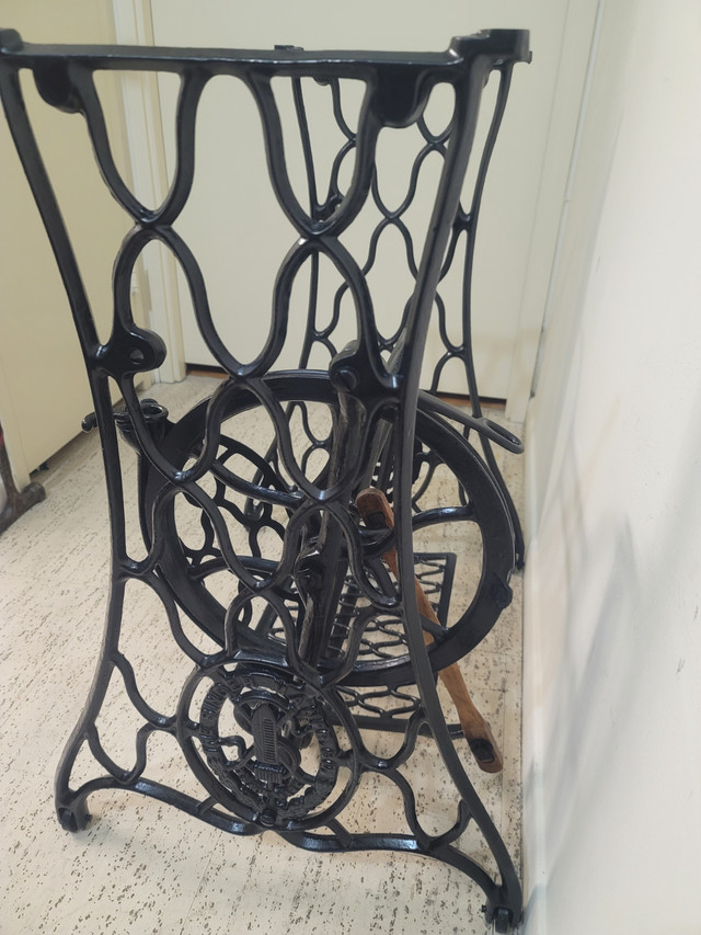 Antique SINGER SEWING MACHINE cast iron stand base in Arts & Collectibles in City of Toronto - Image 4