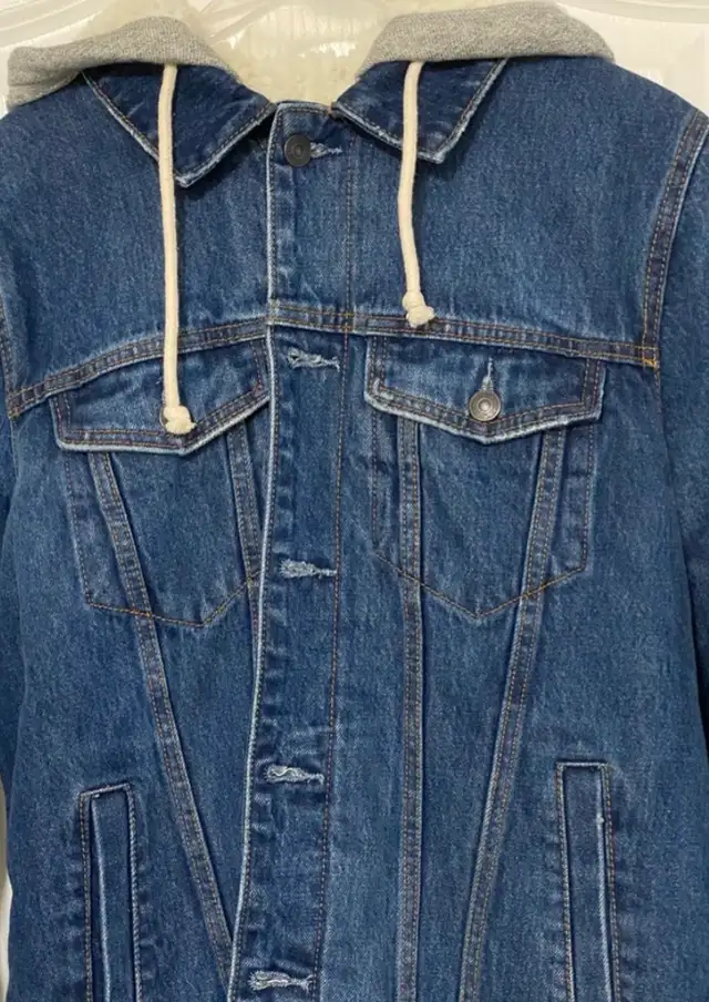 Abercrombie & Fitch Sherpa-Lined Trucker Denim Jacket in Men's in Mississauga / Peel Region - Image 4