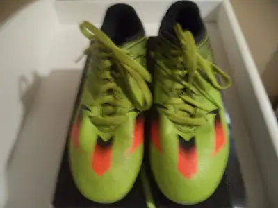 Chaussures de soccer Adidas Messi pointure 4, View more