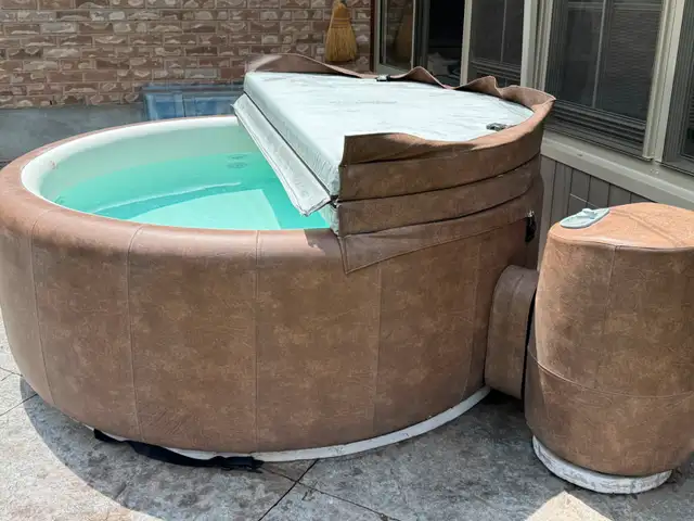 Softub 300+ Hot Tub63007358731521123
