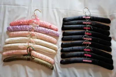 Lot de 16 cintres coussinés en satin, View more