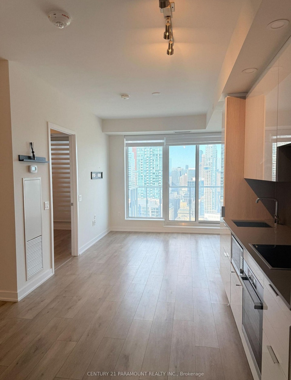 HUGE 1 BED+DEN AT HARBOURFRONT/UNION STATION 2