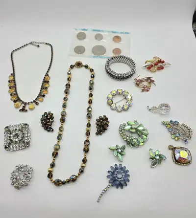 Vintage jewelry collection. High quality strass stones. In good condition, but they are old so some...