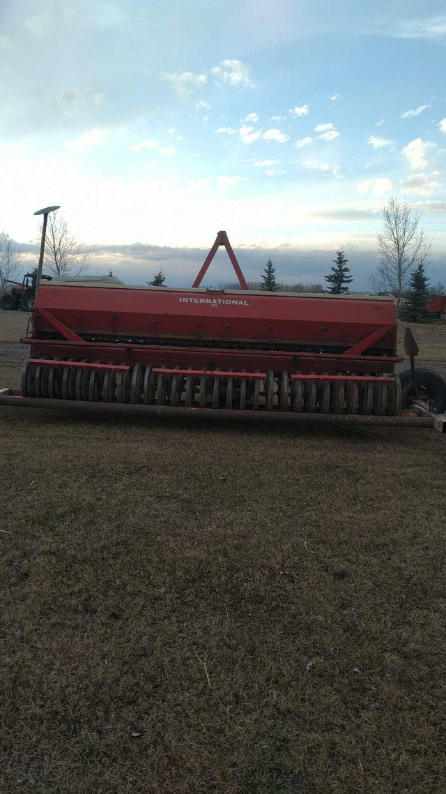 International 620 box drill and field disc  in Farming Equipment in Red Deer - Image 2