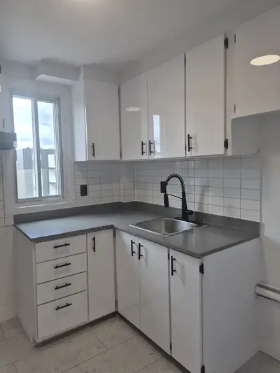 SUPERBE 3 1/2 RÉNOVÉ À LAVAL – 1 350$/MOIS ✨ 3569 rue Rivard, Laval Disponible maintenant! Magnifiqu...