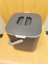 Small food trash can