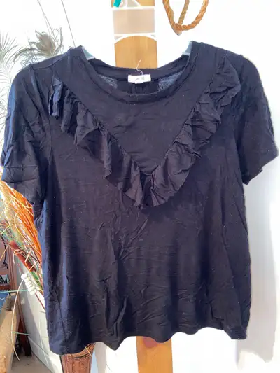 Bawa Canada Tie-Dye Dress szM ️This is an Ardene black ruffle t-shirt in women's size medium. It's a...