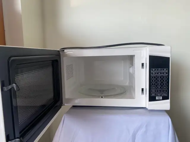 Selling Danby Microwave (slightly used) - $20 Cash Cobourg in Microwaves & Cookers in Peterborough - Image 3