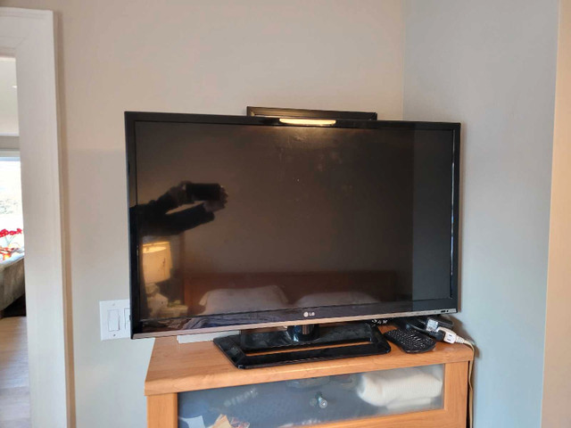 36" Flat screen tv with mount in TVs in Cambridge