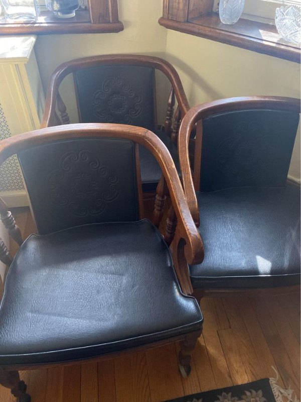 Antique oak and leather chairs dans Chaises, Fauteuils inclinables  à Ville de Montréal - Image 3