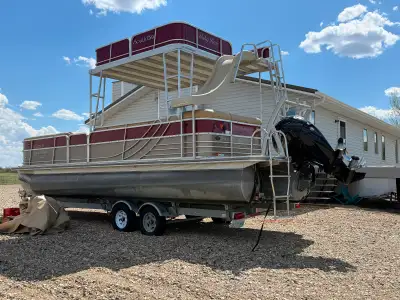 FOR SALE — 26’ South Bay Tritoon w/ Upper Deck & Waterslide This beautiful 26-foot South Bay Tritoon...