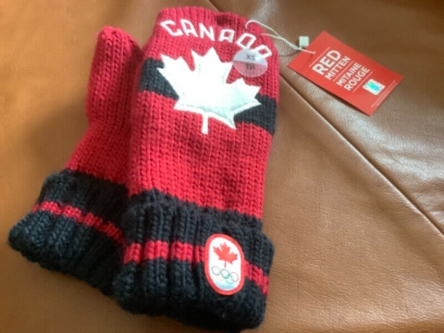 2018 PYEONG CHANG CANADA OLYMPIC MITTS - NEW W/ TAGS- HBC - XS in Arts & Collectibles in Thunder Bay - Image 2