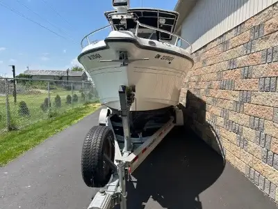 2003 Century 2600 with Tri axle trailer in Powerboats & Motorboats in Leamington - Image 5