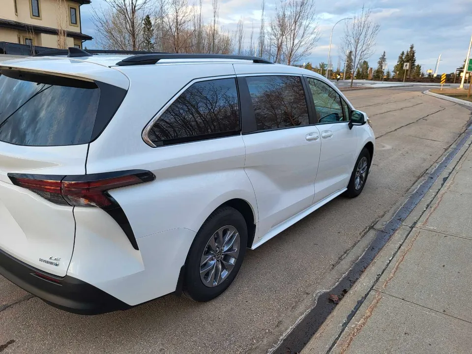 2024 Toyota Sienna hybrid LE Front wheel drive