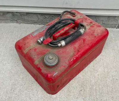 Good condition 4 gallon No leaks or cracks Clean inside, no rust $30 or best offer.