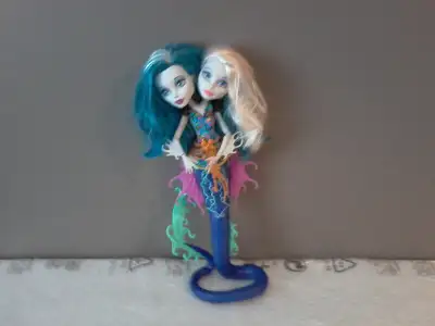 Magnifique poupée Monster High (8) Scarrier Reef Peri and Pearl Serpentin. En très bonne condition....