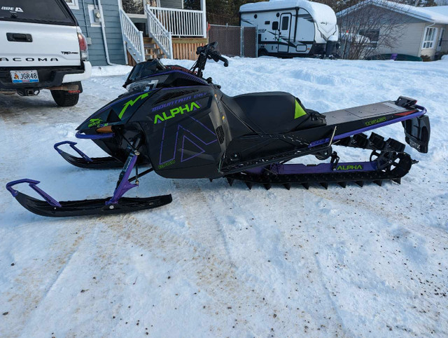 Arctic Cat M8000 alpha low kms! in Snowmobiles in Whitehorse