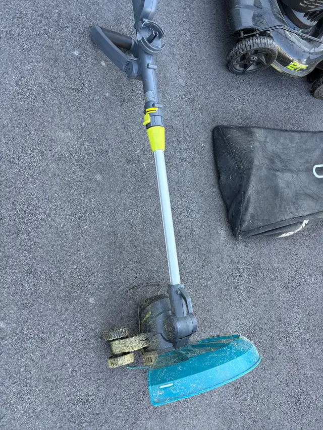 Yardworks Electric Grass Trimmer in Lawnmowers & Leaf Blowers in Hamilton - Image 4