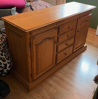Solid Wood Oak Dresser (In outstanding condition)