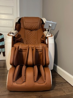 Le fauteuil Cozzia Qi™ SE est un fauteuil de massage intelligent à 4D avec une piste en forme de «L»...