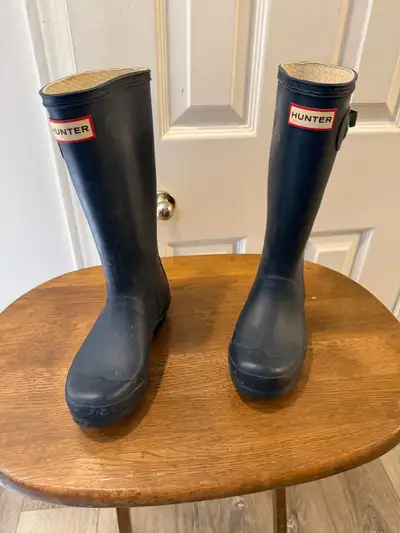 I'm selling a pair of used Hunter boots in women's size 7, perfect for rainy days and outdoor advent...