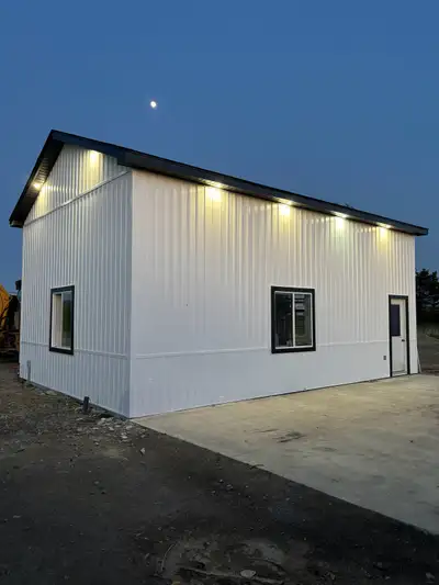 20' x 30' shop with 12'x12' garage door. Cathedral ceiling. Yard space is 130' x 130'