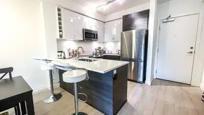 Features of the property: • 1 Bed 1 Bath + Den • 717 SqFt. •Balcony with City View •9ft Ceilings & 8...