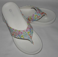 BZEES White Floral Print Flip Flop Thong Sandal Size 6 Like New