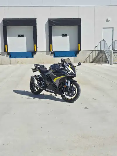 2023 Honda CBR500R ~3,500km but I daily ride this bike so km will go up Super clean CBR, great bike...