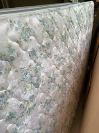 Queen bed set mattress and boxspring