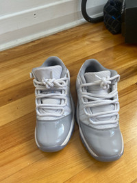 Jordan 11 cément Grey taille 5y
