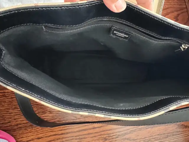 Burberry bag in Women's - Bags & Wallets in City of Toronto - Image 11