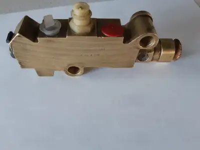 SI L'ANNONCE EST AFFICHÉ C'EST DISPONIBLE. Valve répartitrice Chevrolet Corvette C3 disc brake 1974-...