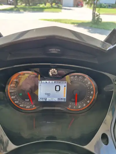 Spyder comes with 4 Nolan helmets, 2 with n-com B901 r series, white helmets have removeable chin gu...