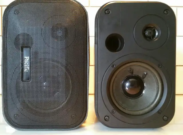 Pacific Small Stereo Speakers in Speakers in Mississauga / Peel Region - Image 2