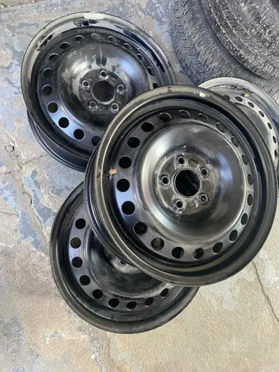 Hi I have a set of 4 winter rims 16” frim ford focus. No rust almost new.