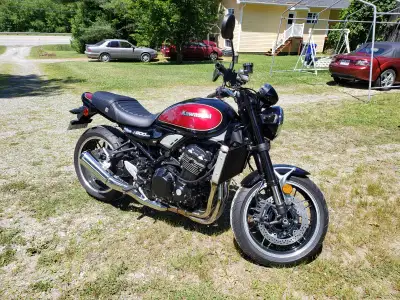Kawasaki Z900RS 2023, acheté en Juin 2024, seulement 1000km, encore tout neuf, garantie prolongée ju...