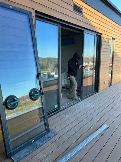 Calfeutrage arrachage et application du scellant 3,80$\piL Installation de porte fenêtre finition ex...