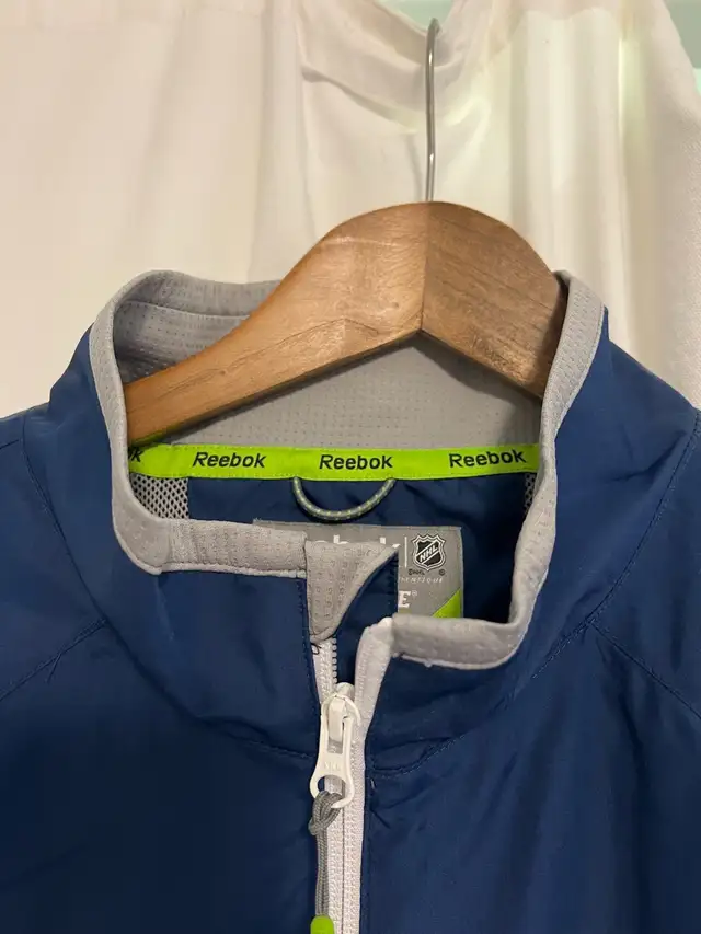 REEBOK - XL - NWT - MENS NHL TORONTO MAPLE LEAFS JACKET / COAT in Men's in Kingston - Image 9
