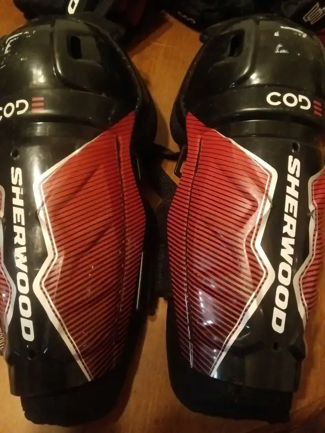 Sherwood CODE Premium Hockey Protective Kit, Youth, Black/Red, in Hockey in St. Albert - Image 6