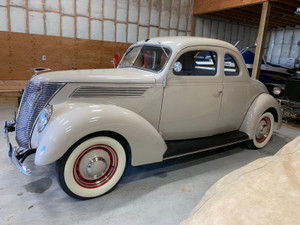 1937 Ford 5-Window Coupe Deluxe