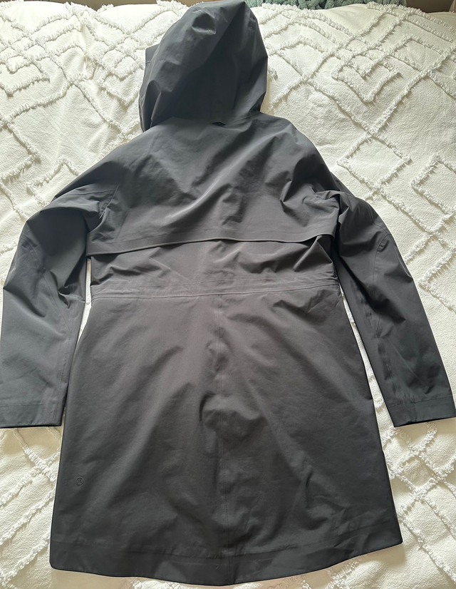 Lululemon Black Rain Rebel Jacket Size 10 in Women's - Tops & Outerwear in Oshawa / Durham Region - Image 2