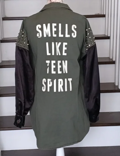 Bring back the 90s with the perfectly grunge olive green canvas jacket. It features a top button and...