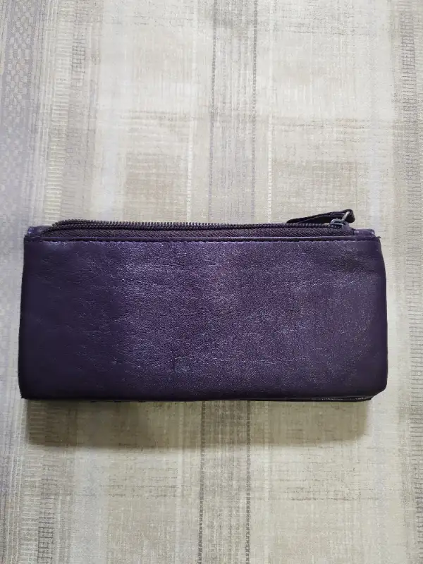 Roots wallet purple colour multipockets bifold floral embossed in Women's - Bags & Wallets in Ottawa - Image 11