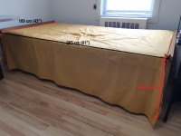 Cadre de lit Twin XL en bois - Solid wood Twin XL bed frame.