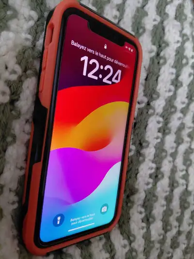 Je vends mon iPhone XR d'Apple de 64 Go, en bon état! Cet appareil est doté d'un écran Liquid Retina...