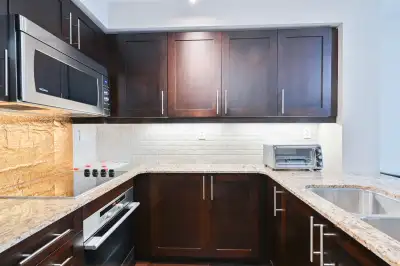 U of T Downtown 1 + Den + 2 Bathrooms for Rent